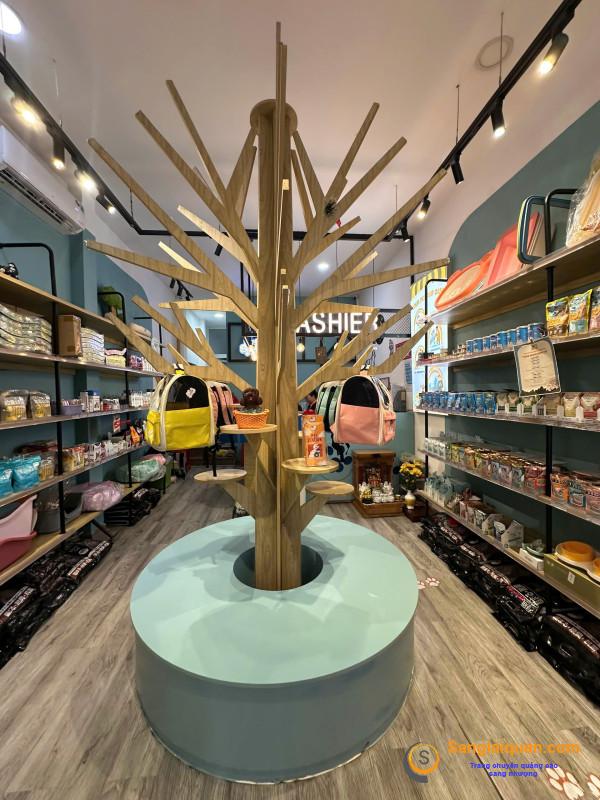 Sang cửa hàng thú nuôi