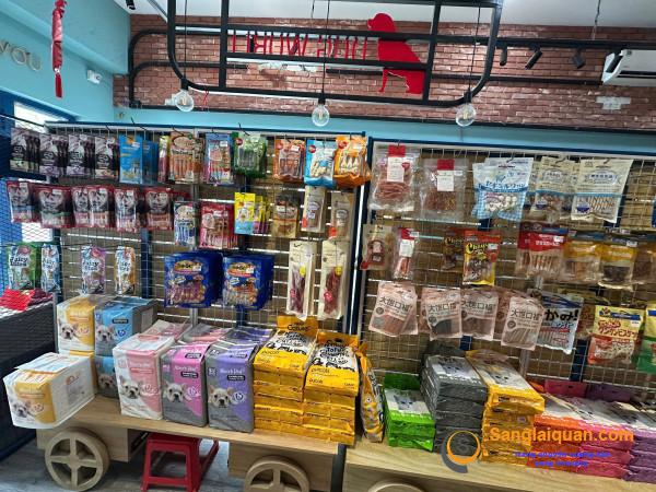 Sang cửa hàng thú nuôi