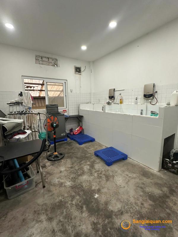 Sang cửa hàng thú nuôi