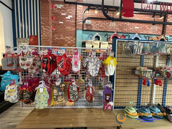 Sang cửa hàng thú nuôi