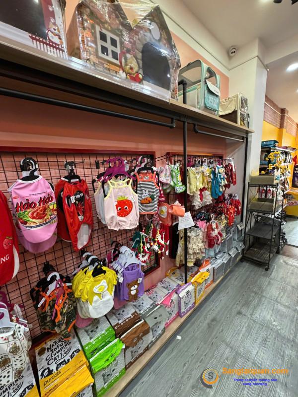 Sang cửa hàng thú nuôi