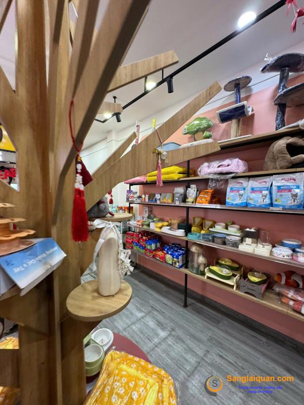 Sang cửa hàng thú nuôi