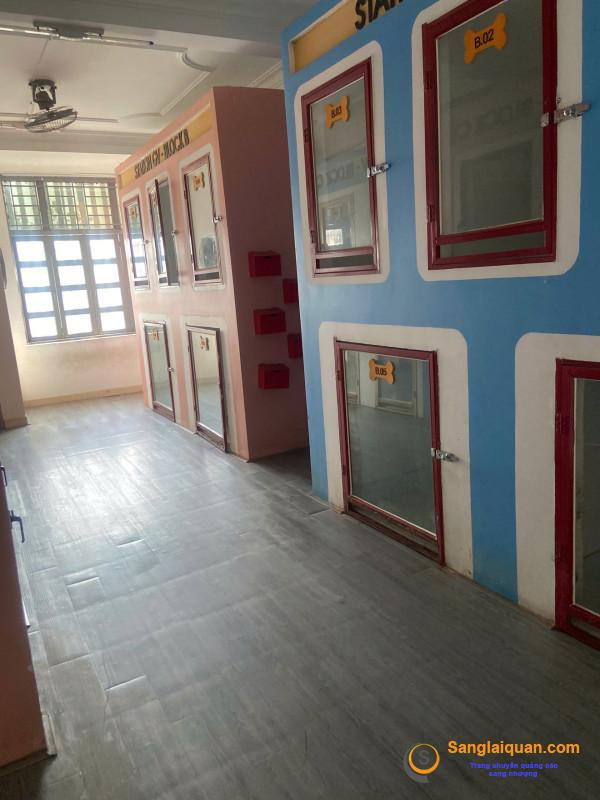 Sang cửa hàng thú nuôi