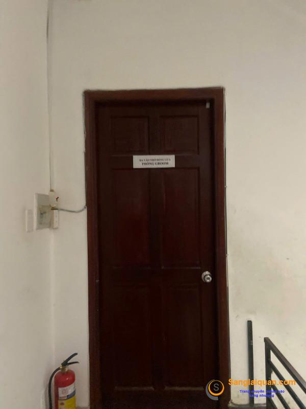 Sang cửa hàng thú nuôi