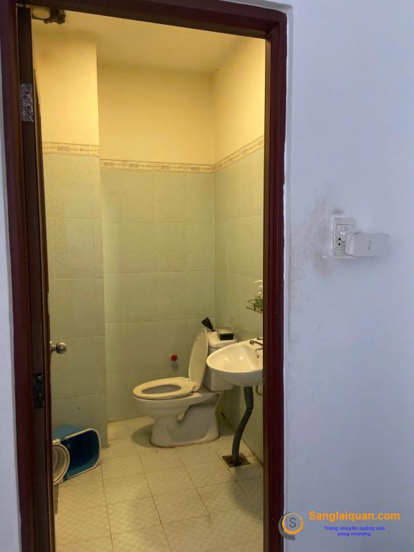 Sang cửa hàng thú nuôi