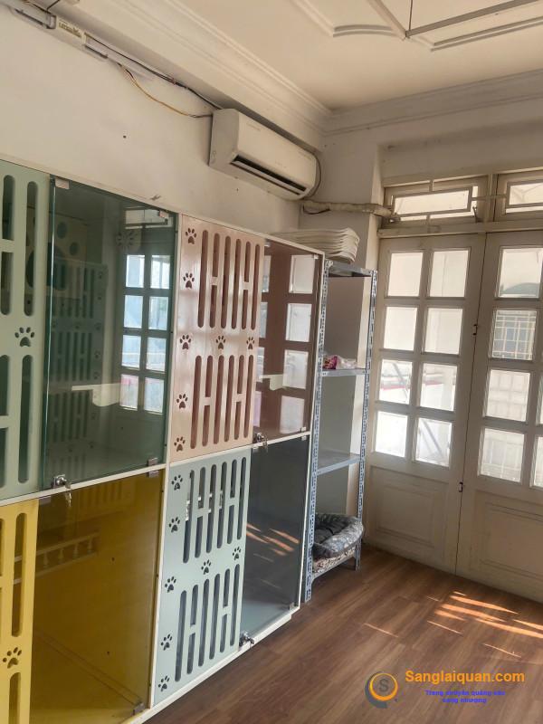 Sang cửa hàng thú nuôi