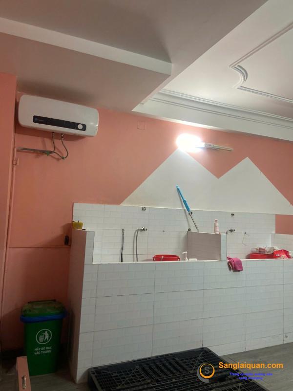 Sang cửa hàng thú nuôi